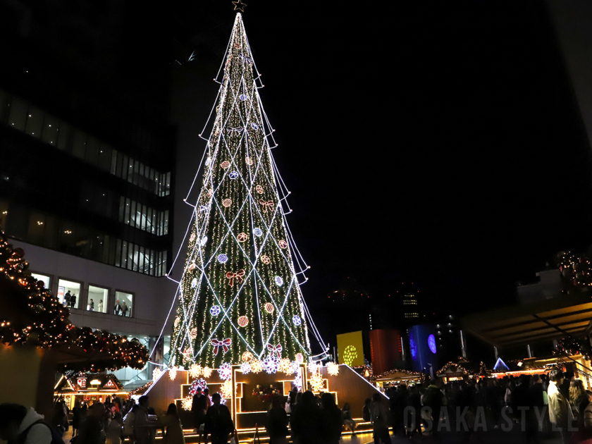 梅田スカイビルで ドイツ クリスマスマーケット大阪 19 今年もクリスマスツリー メリーゴーランド登場 Osaka Style