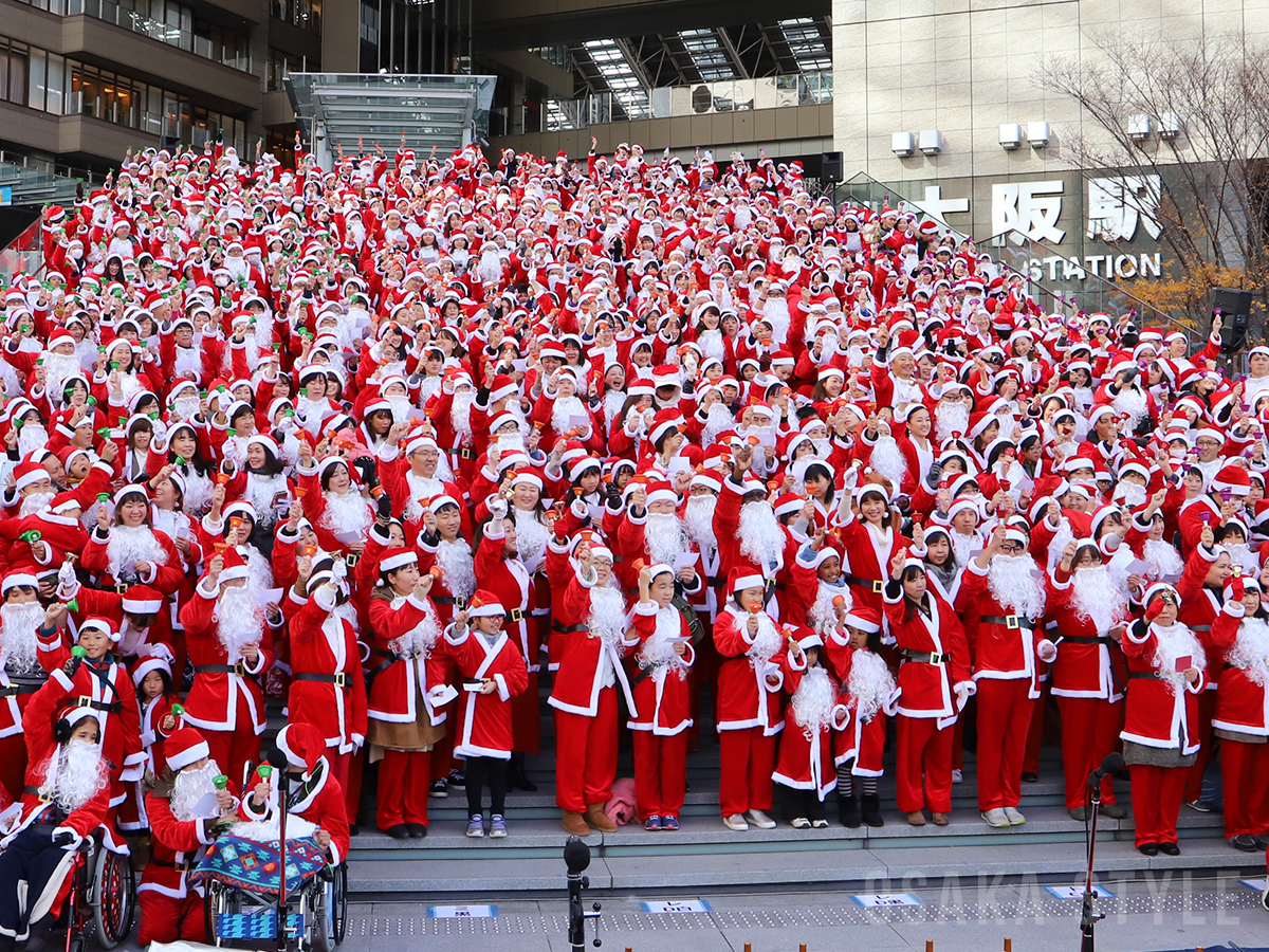動画】グランフロント大阪で「Grand Santa Bells」 サンタクロース1000