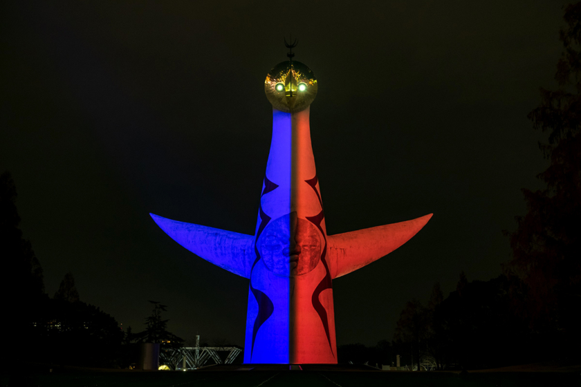 万博記念公園・太陽の塔が”「スター・ウォーズ」ライティング