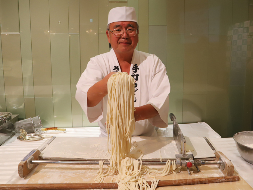 さぬき麺業の香川政明社長がうどん打ちパフォーマンス