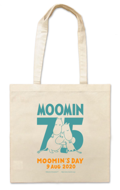 「ムーミン75周年」の記念ロゴがデザインされたトートバッグ