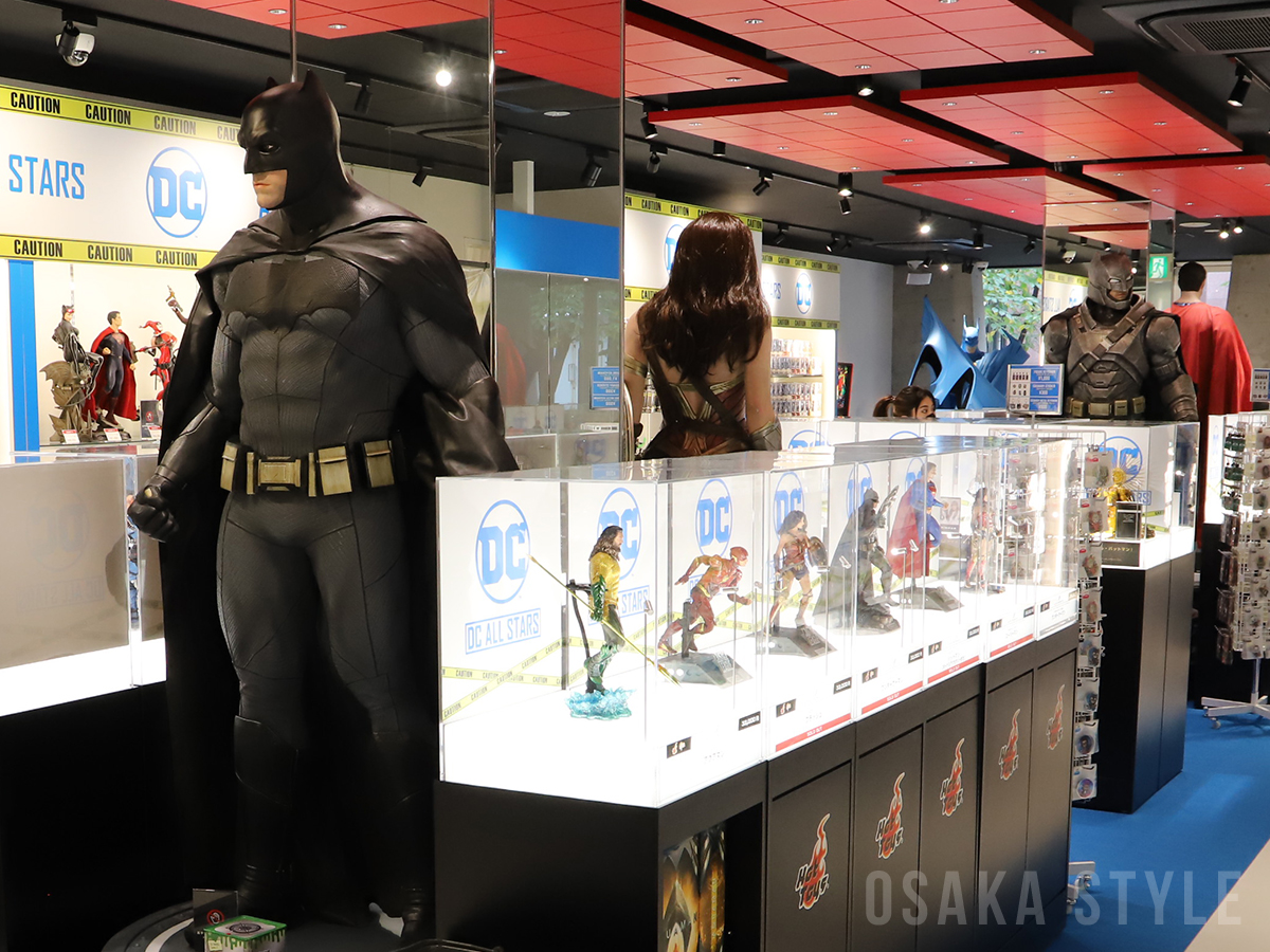 動画】トイサピエンス大阪で「DCオールスターズ」期間限定店 「ジョーカー」などの衣装展示も – OSAKA STYLE