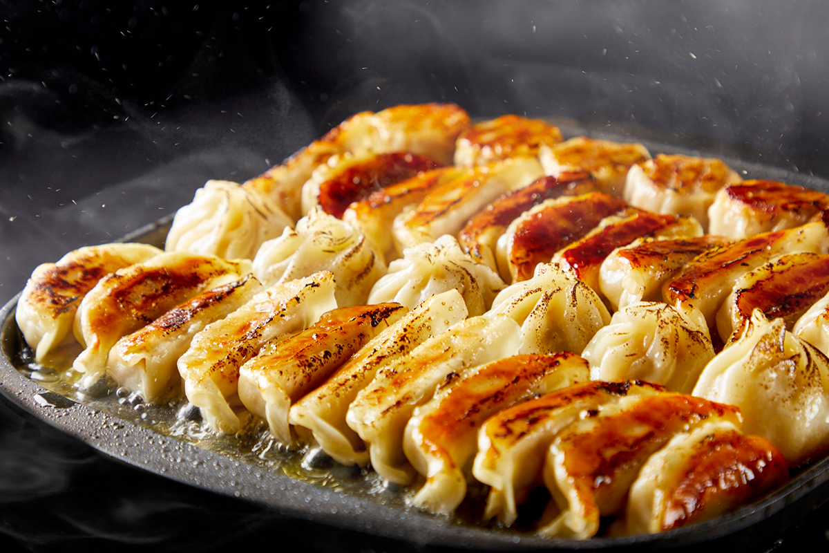 なんばに どう考えても安すぎる 食べ飲み放題 餃子スタンド が今年も期間限定オープン Osaka Style