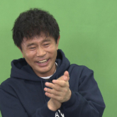 大阪からの中継を見て笑う浜田雅功さん