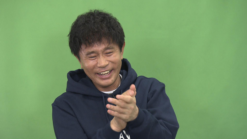大阪からの中継を見て笑う浜田雅功さん