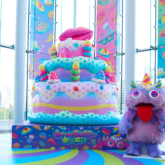 巨大ケーキオブジェとモンスター「チョッピー」