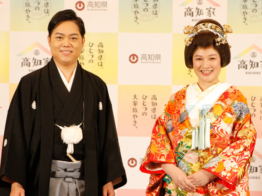 結婚式をイメージした和装姿で登場した三山ひろしさん、島崎和歌子さん