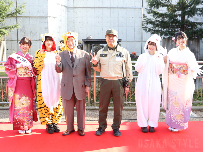 天王寺動物園で「通天閣 干支の引き継ぎ式」