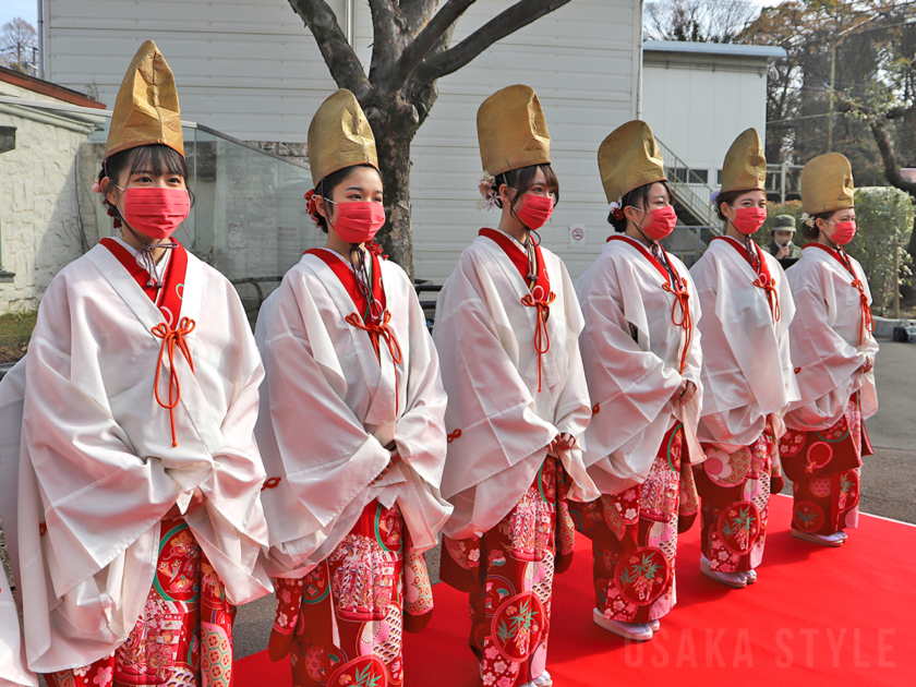 天王寺動物園に今宮戎神社の福娘