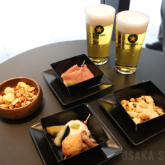 「サッポロ生ビール黒ラベル THE BAR OSAKA」の生ビールとフード