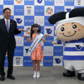 野田義和東大阪市長、浅田芭路さん、トライくん