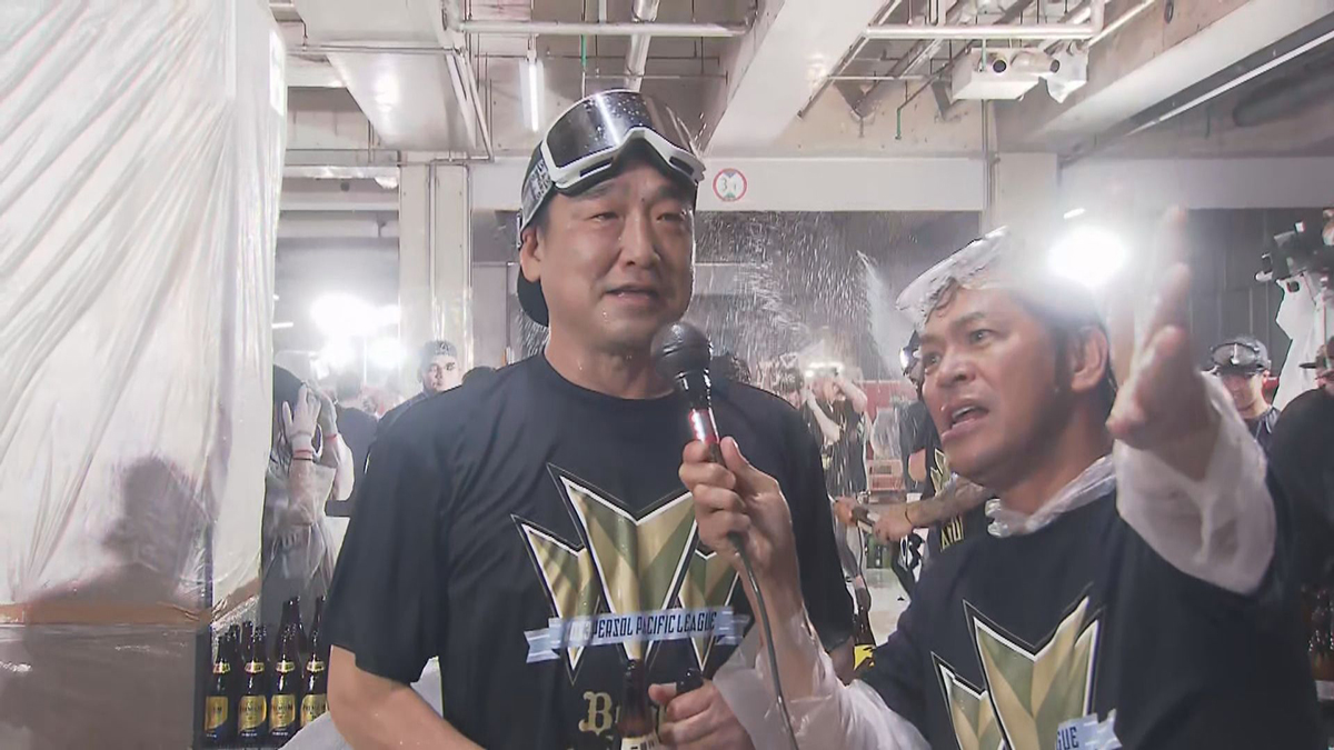 岡田圭右さんがビールかけに参戦