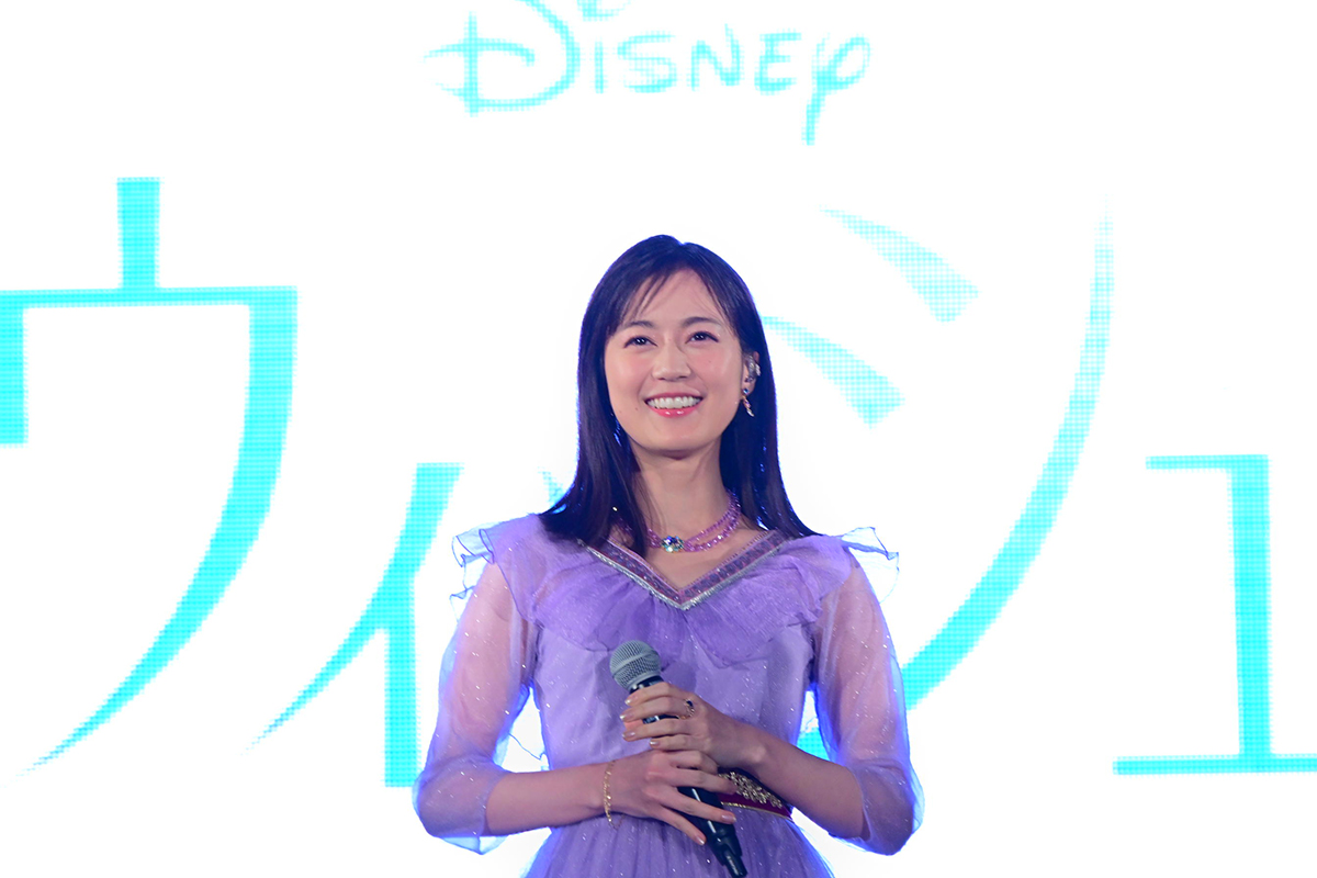 刺繍入りネイビーウェア スタジャン 生田絵梨花 生田絵梨花さん登壇 大阪でディズニー映画「ウィッシュ」試写会
