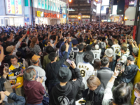 阪神ファンが道頓堀で歓喜