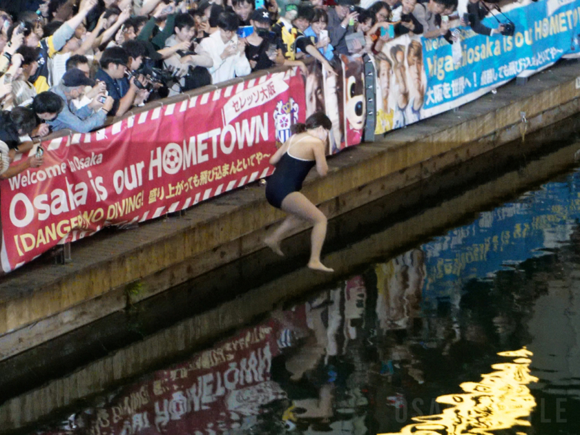 道頓堀川に水着姿で飛び込む人も