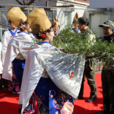 今宮戎神社の福娘が福笹贈る