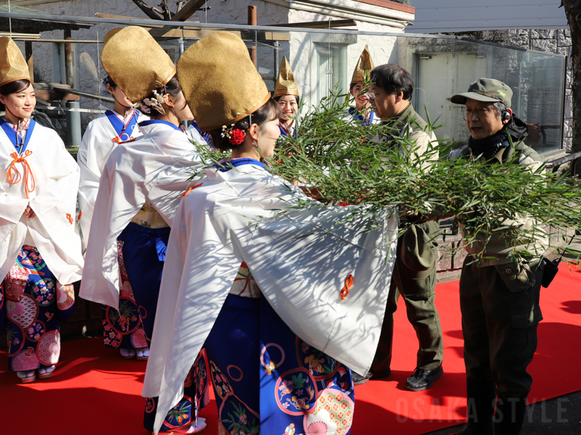 今宮戎神社の福娘が福笹贈る