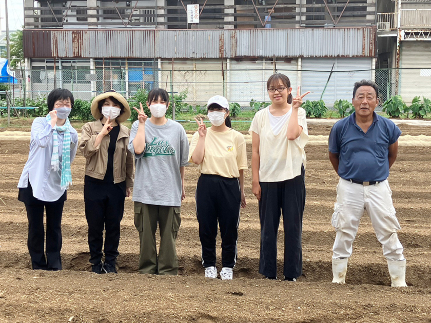 田辺大根の生産者と大阪城南女子短期大学の学生