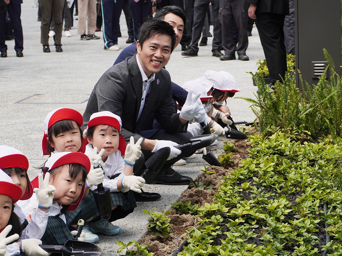 吉村知事と横山市長が園児と記念植樹
