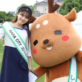 第5代NARACITYコンシェルジュの小野田百合さんと奈良市観光協会のマスコットキャラクター「しかまろくん」