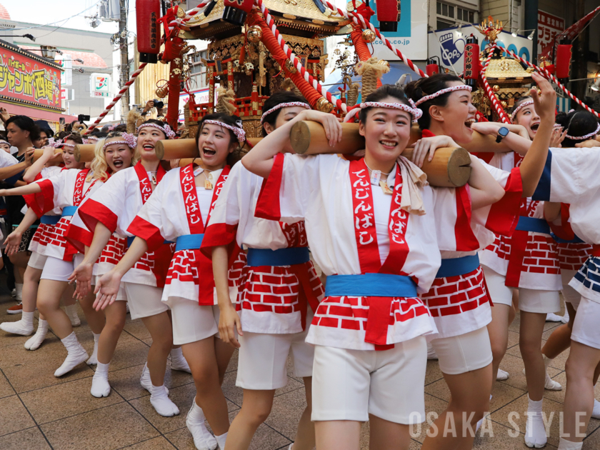 天神橋筋商店街を巡行