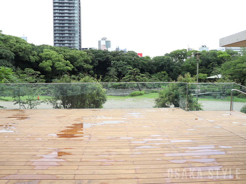 慶沢園を望むテラス　大阪市立美術館