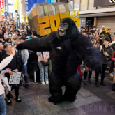 道頓堀に巨大ゴリラ出現