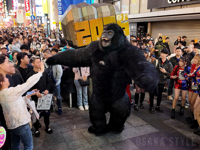 道頓堀に巨大ゴリラ出現