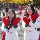 大阪城公園でチャリティーイベント「サンタパレード大阪 2024」