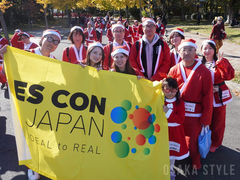 大阪城公園でチャリティーイベント「サンタパレード大阪 2024」