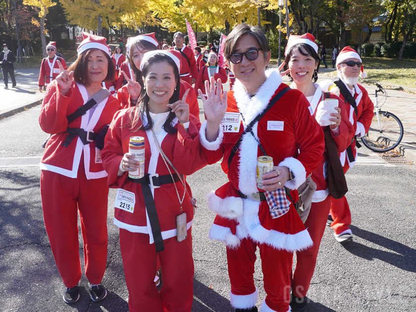 大阪城公園でチャリティーイベント「サンタパレード大阪 2024」