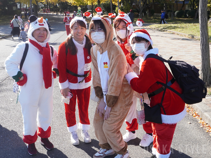 大阪城公園でチャリティーイベント「サンタパレード大阪 2024」