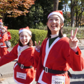 大阪城公園でチャリティーイベント「サンタパレード大阪 2024」