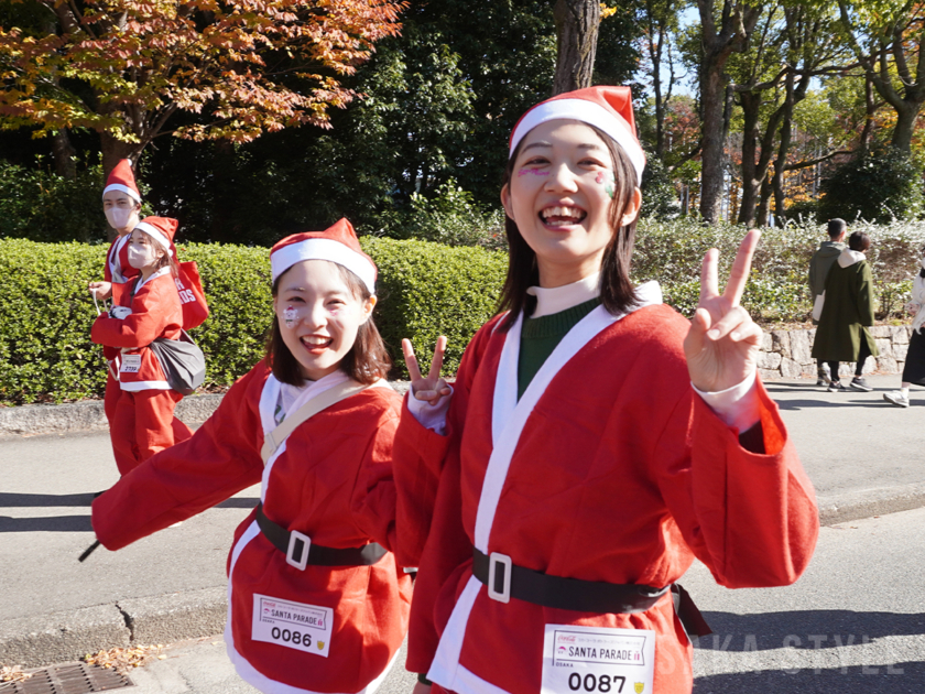 大阪城公園でチャリティーイベント「サンタパレード大阪 2024」