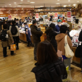 阪急うめだ本店の初売りでにぎわう食品売り場