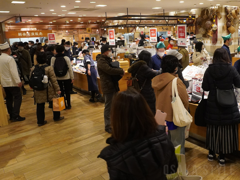 阪急うめだ本店の初売りでにぎわう食品売り場