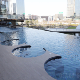 「うめきた温泉 蓮 Wellbeing Park」の屋外温水インフィニティプール