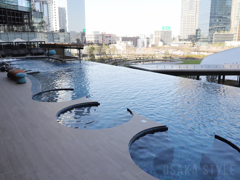 「うめきた温泉 蓮 Wellbeing Park」の屋外温水インフィニティプール