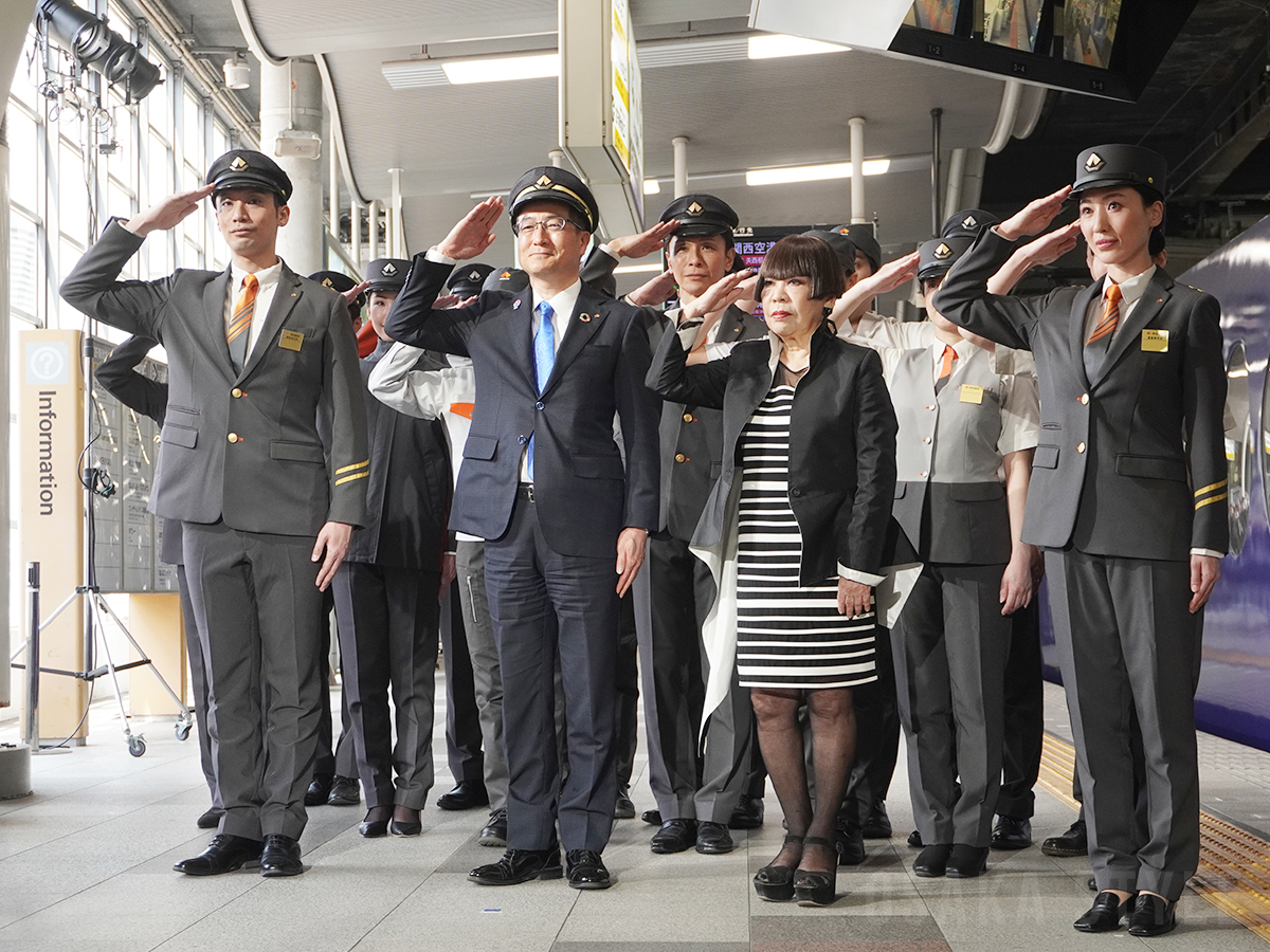 南海電鉄なんば駅で新制服を発表 – OSAKA STYLE