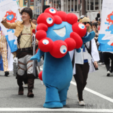 コスプレ姿の横山英幸大阪市長とミャクミャク