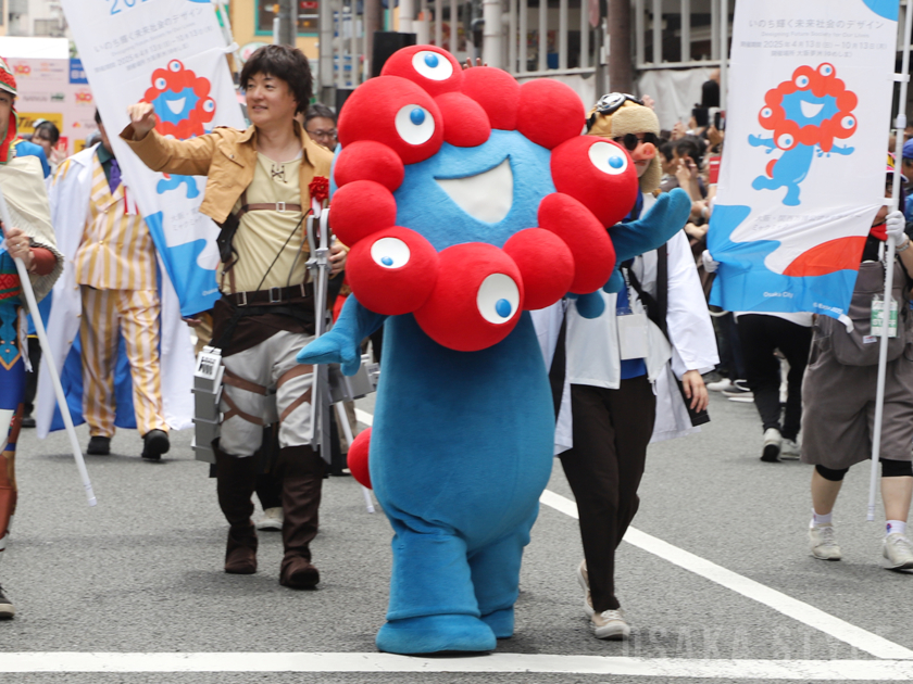 コスプレ姿の横山英幸大阪市長とミャクミャク