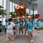 展望台で阿倍野神輿が巡行