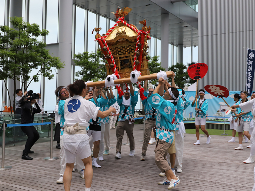 展望台で阿倍野神輿が巡行