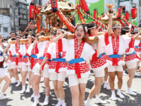 大阪の夏の風物詩「天神祭ギャルみこし」