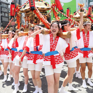 大阪の夏の風物詩「天神祭ギャルみこし」