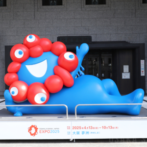 「ミャクミャク」のモニュメント