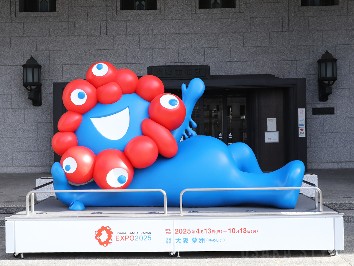 大阪市役所前の「ミャクミャク」モニュメント、大阪・関西万博会場に