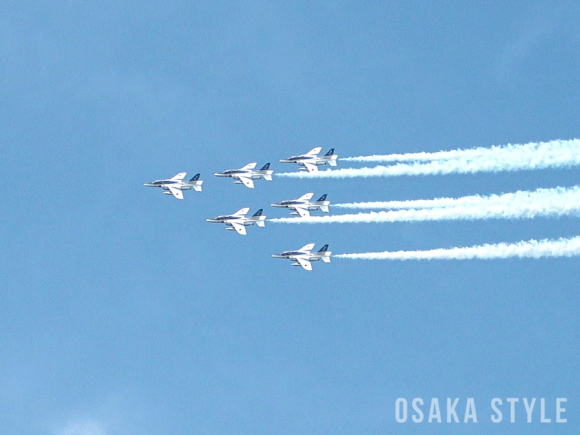 万博会場の上空をブルーインパルスが飛行