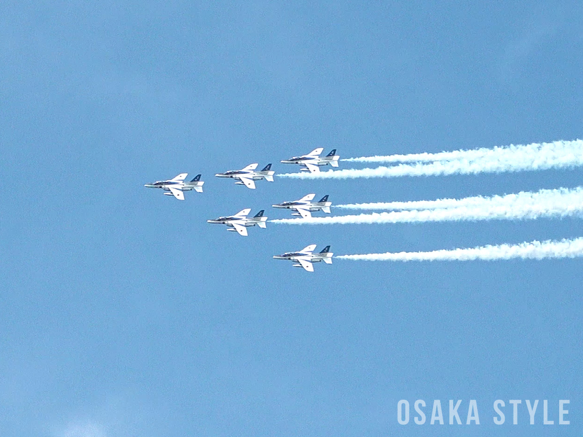 万博会場の上空をブルーインパルスが飛行