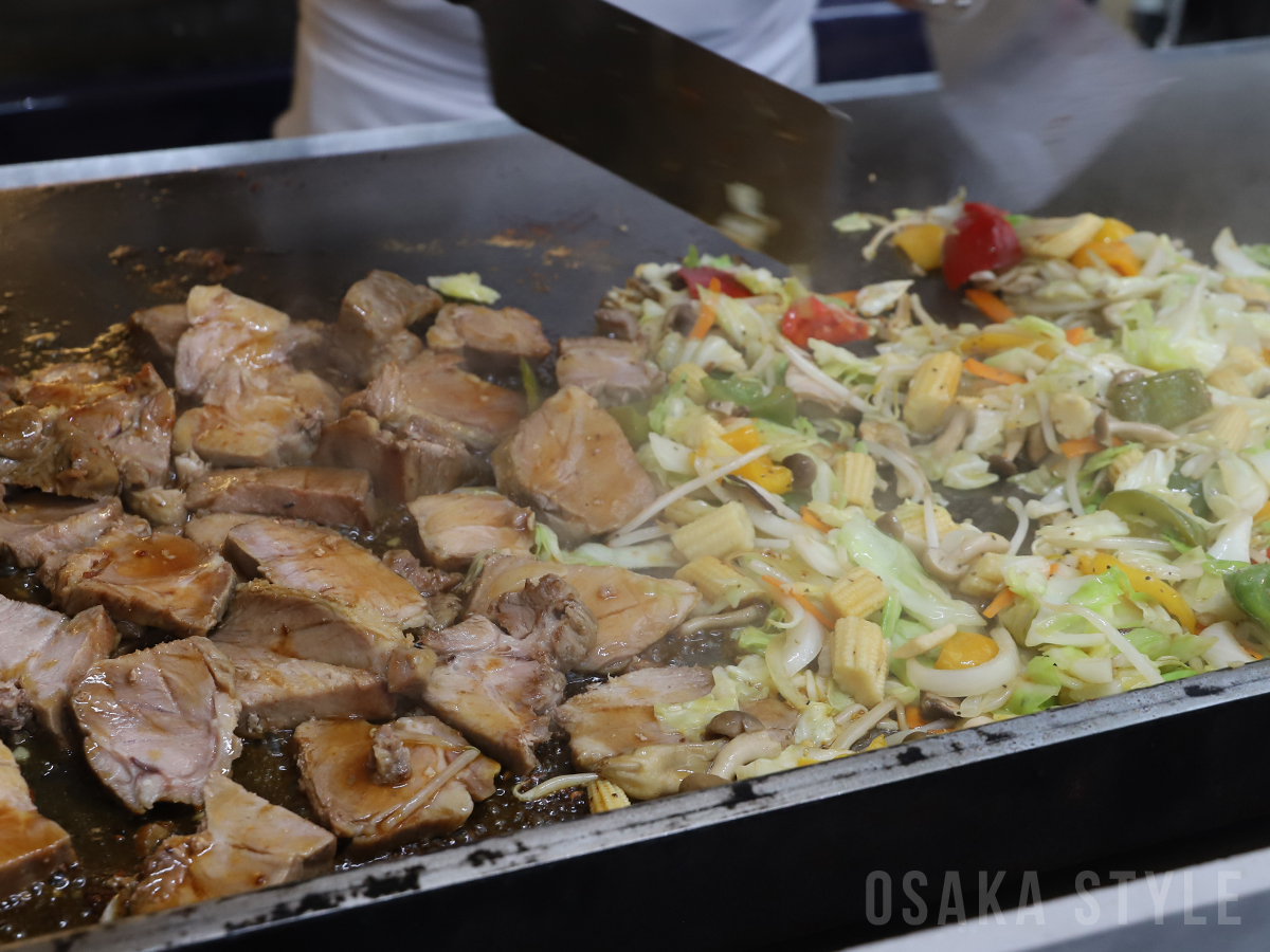 鉄板で焼き上げる「ガーリックバターポーク」